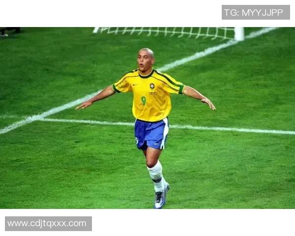 荷兰足球明星戴墨镜展现酷炫风采引发球迷热议与关注